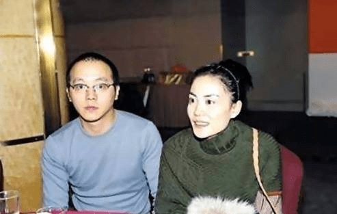 王菲前夫窦唯被传三婚后首现身,午后坐公园椅子刷手机