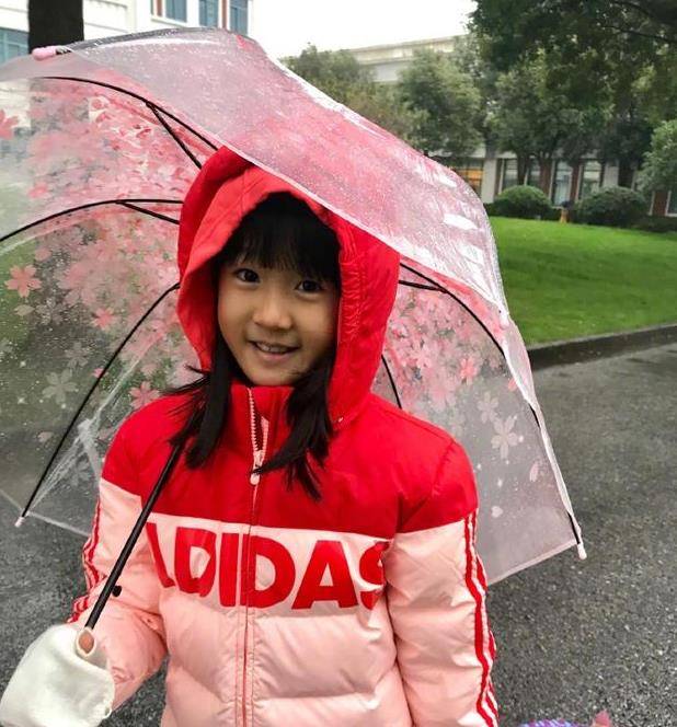 陆毅女儿贝儿长大了,五官精致"芭比腿"吸睛,多才多艺堪比多多