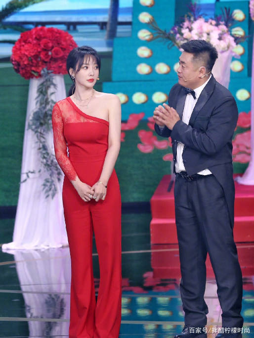 原创柳岩又玩妩媚?一袭金色长裙配金色外套,瞬间被惊艳到了