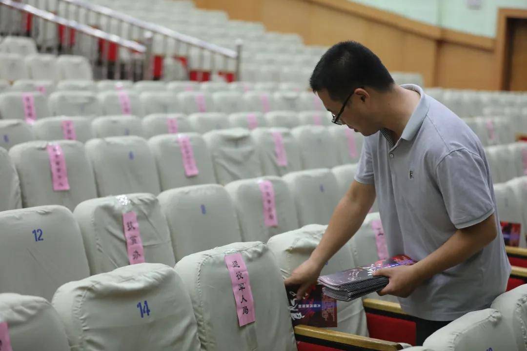 活动现场布置现场保障召开会议,提前召开责任分工会,精心部署安排