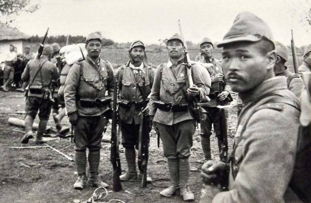 日本关东军驻防在东北,于是苏军决定对日军兵分三路进行袭