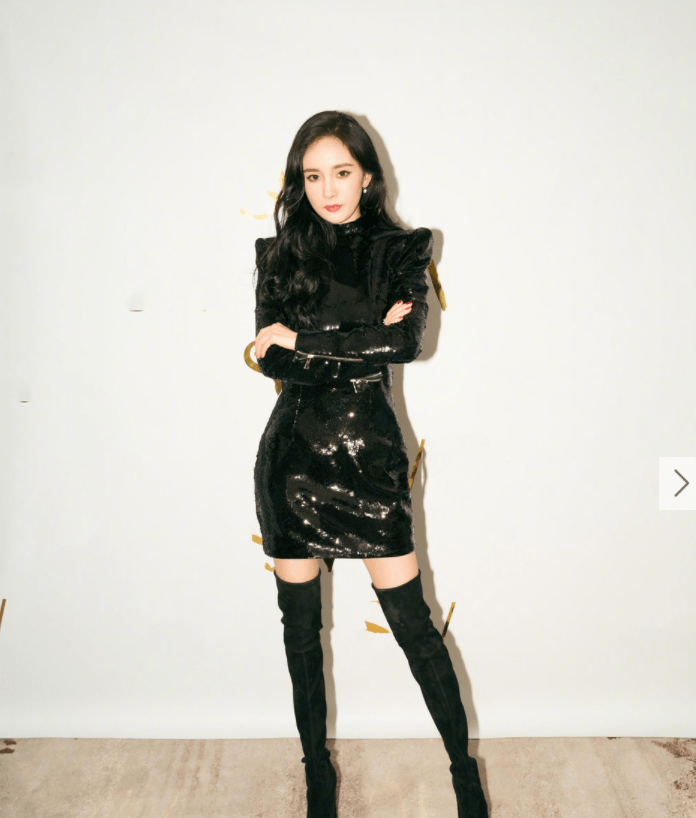 杨幂穿短裙长靴化身美少女战士,生图颜值在线身材比例