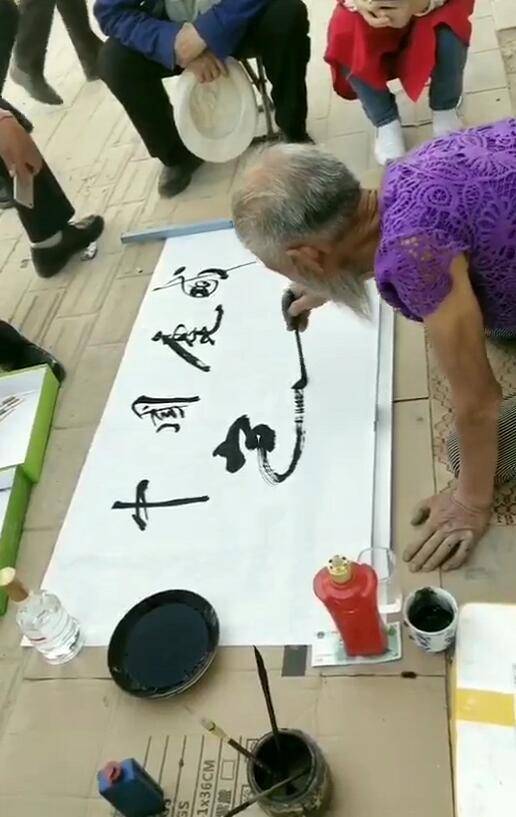乞丐穿着时尚,街头靠卖字为生,一天收入300元!_书法