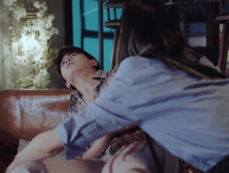 原创不说再见:穆青救孩子身份疑暴露,任嘉伦打戏精彩,痛苦表情绝了