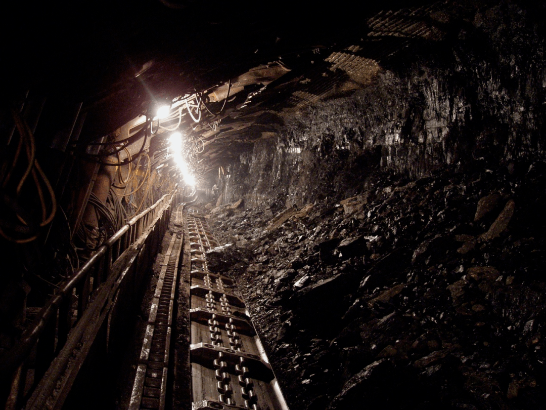 传统煤矿井下就像一个微型的地下城市,里面的巷道错综复杂,包括掘进