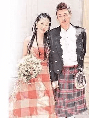 男明星穿起裙子来,比女人还骚