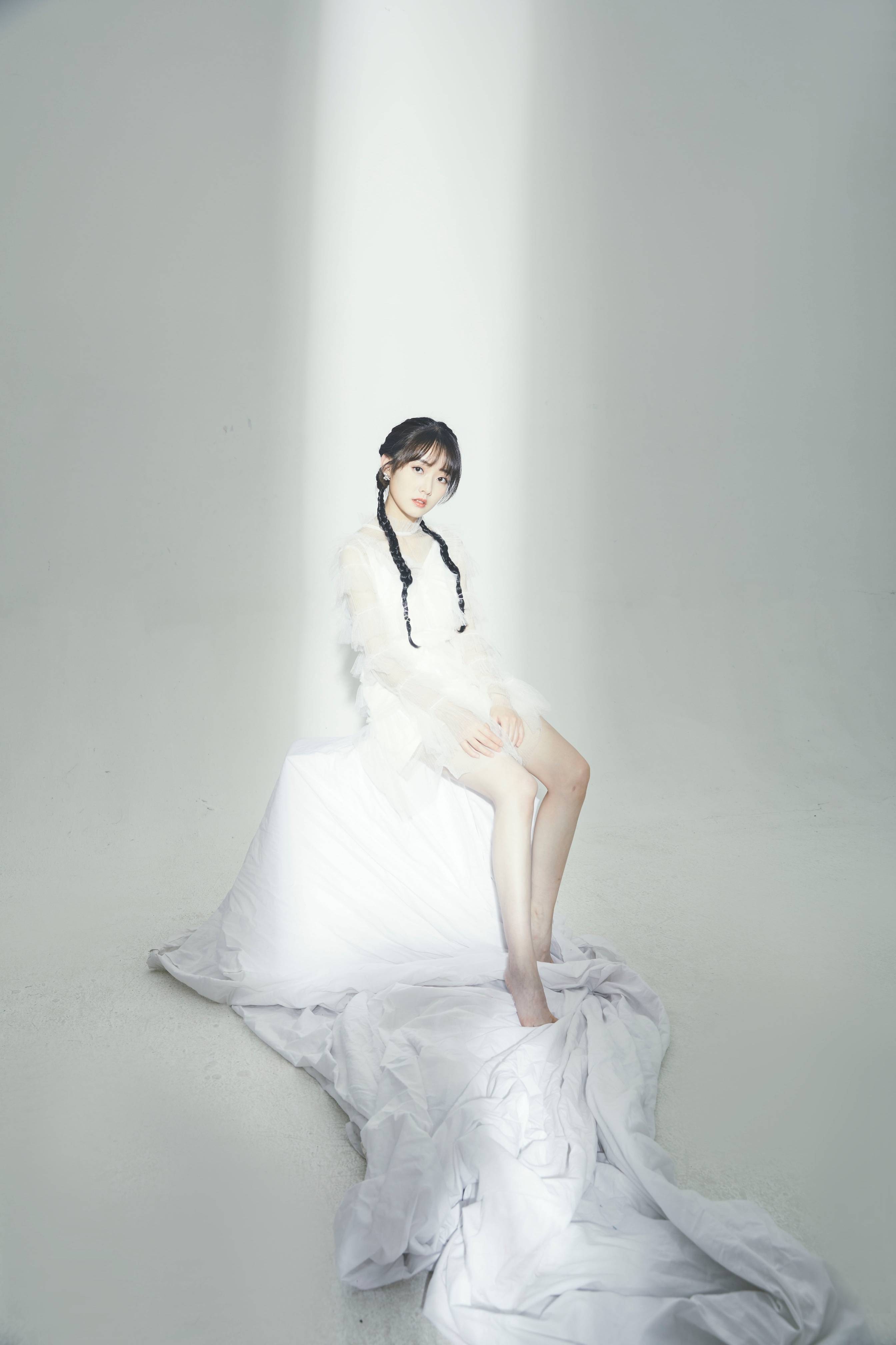 王路晴白色系写真更新 俏皮编发少女感爆棚