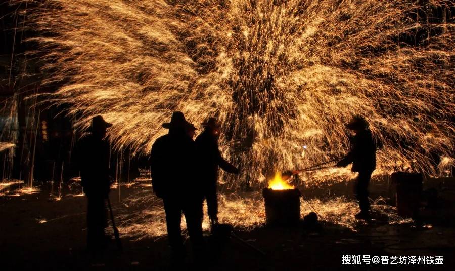 到地面上,迸溅形成万朵火花,犹如枝繁叶茂的树,可称之为"铁树开花,打