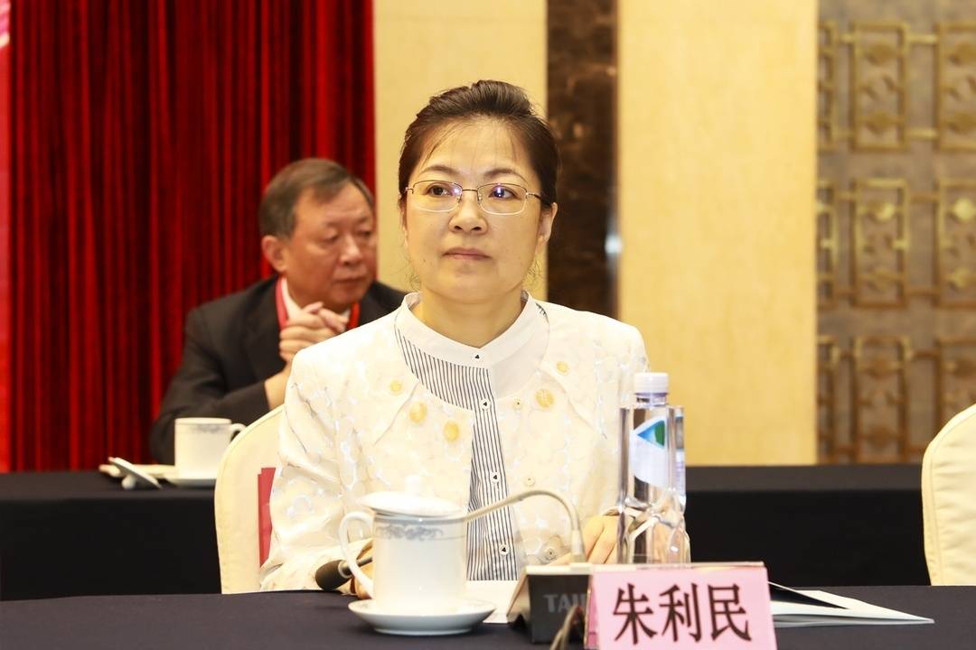 中华全国总工会中国财贸轻纺烟草工会主席王倩出席大会