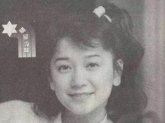 欧阳娜娜晒妈妈年轻时候照片,这个颜值放到现在都能出道了