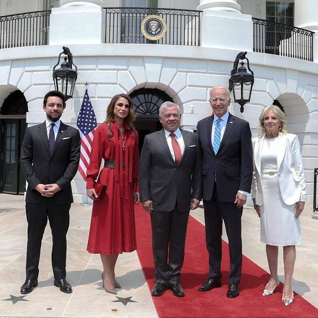 美国新第一夫人和约旦王后首次同框比美!白裙显瘦,输给梅拉尼娅
