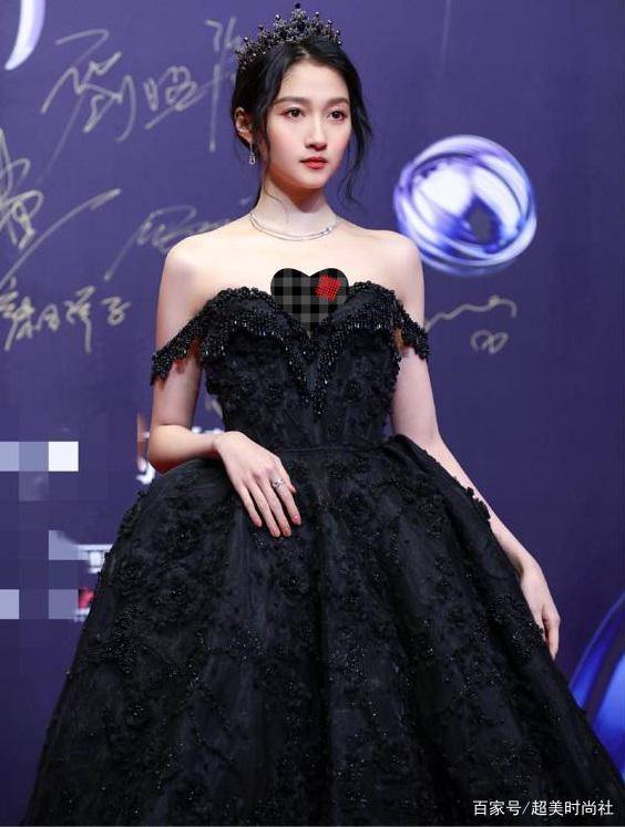 原创关晓彤曝新时尚大片,穿3万元深v黑礼服显时尚,却因妆容被吐槽