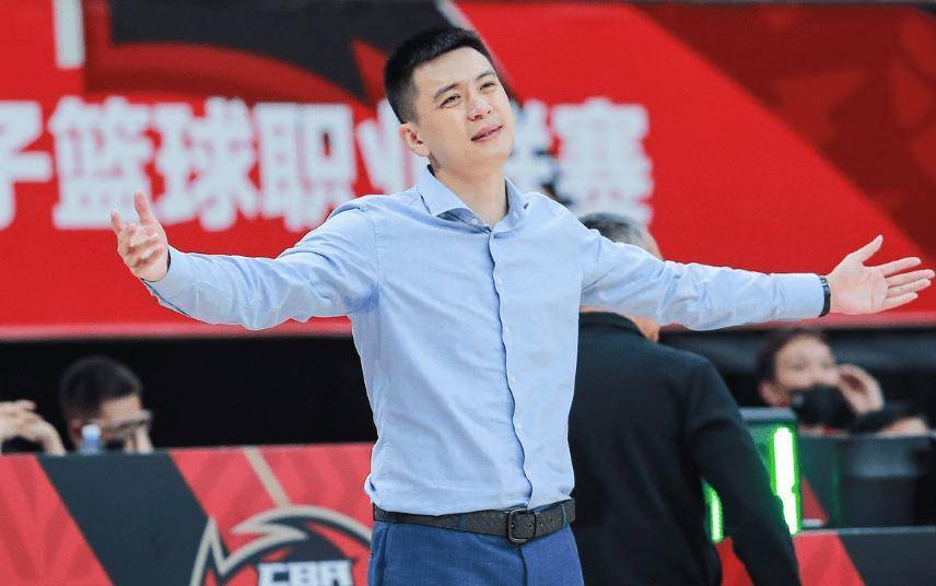 原创两连败!辽宁新星0分,杨鸣愤怒离场,向杜锋学习"大闹"技术台