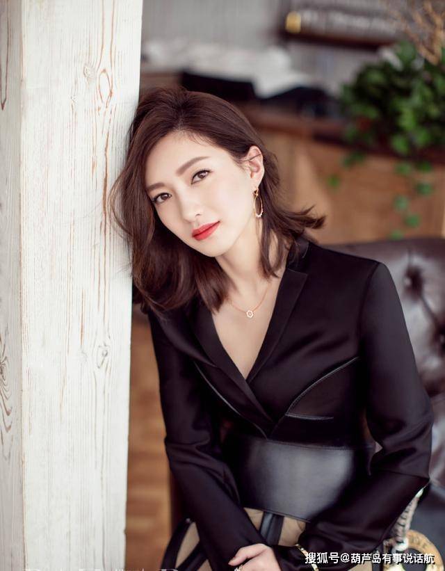 江疏影近照,她已经34岁了,也该结婚了,当初她与胡歌为何分手