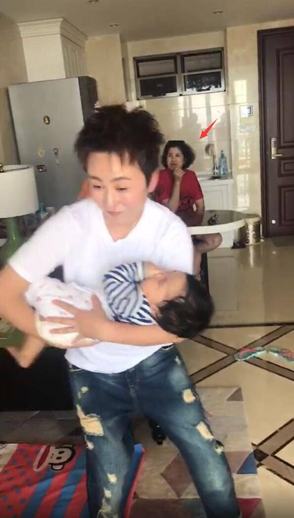 原创马丽许文赫夫妇看望侄子壕送金项链金镯子做鬼脸哄侄子开心