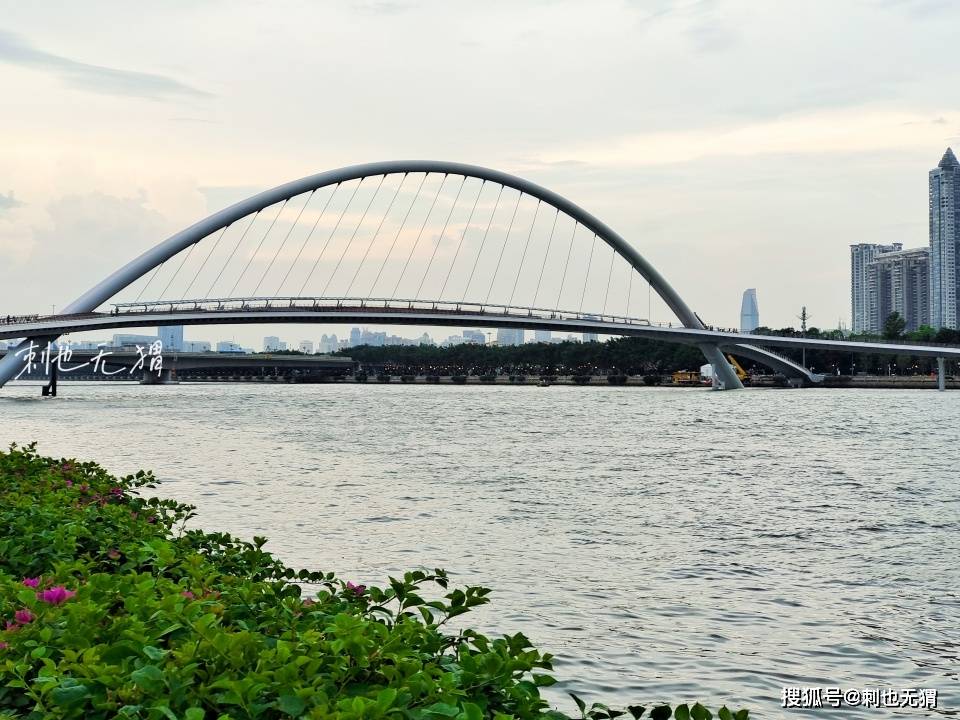 要说现在广州最热门的景点,当真非"海心桥"莫属了.