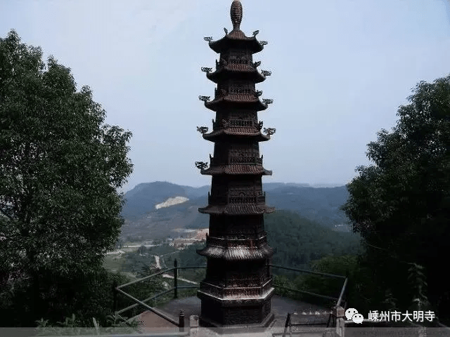 独秀山拨地而起,远看如峰,其实山顶有偌大一方坪地名日紫天坪,坪上古