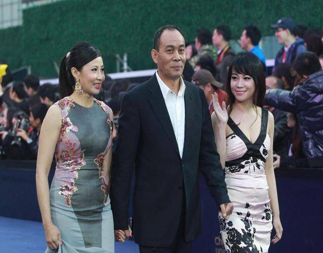 张光北老婆不愧是"学妹",微胖身材穿紧身裙,s曲线真显