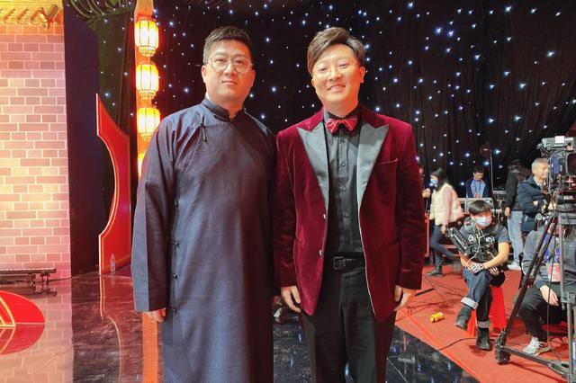 德云社曹鹤阳与女导演合影,网友在线吃瓜,看你回家咋和四嫂解释?