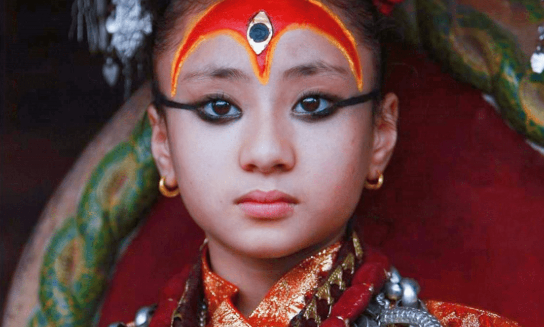 尼泊尔活女神层层筛选4岁上位双脚不沾地长大后不愁嫁