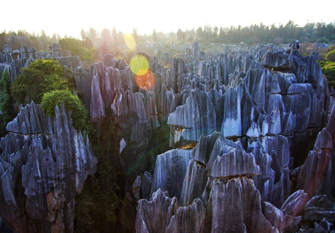 红石林 石林是常见的 岩溶地貌景观,一般以 灰色石林为主,在我国云南