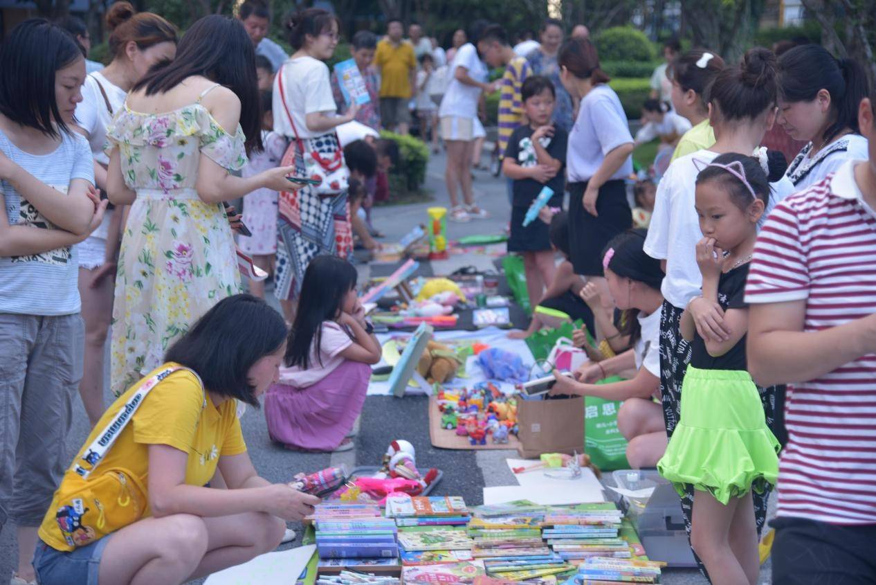 金牛区凤凰山街道金韦社区关工委组织青少年开展"物物交换"跳蚤市场