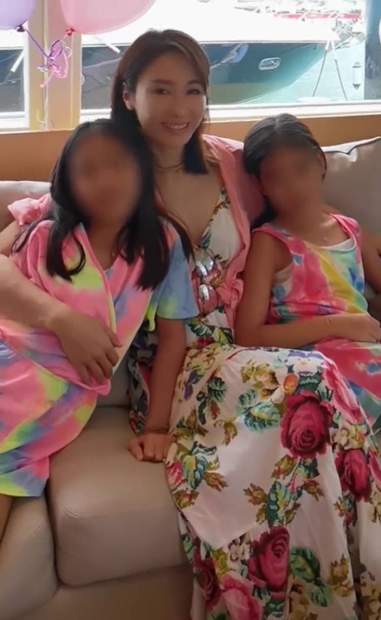 黎姿平时都甜称女儿们为"三只小猪",简直超有爱.