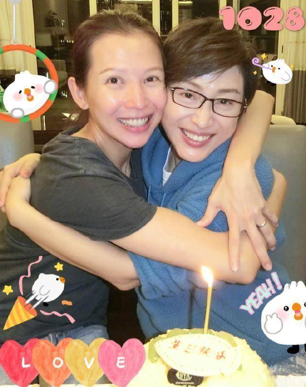 原创54岁陈法蓉生日照曝光!与小十岁黄奕似同龄人皮肤