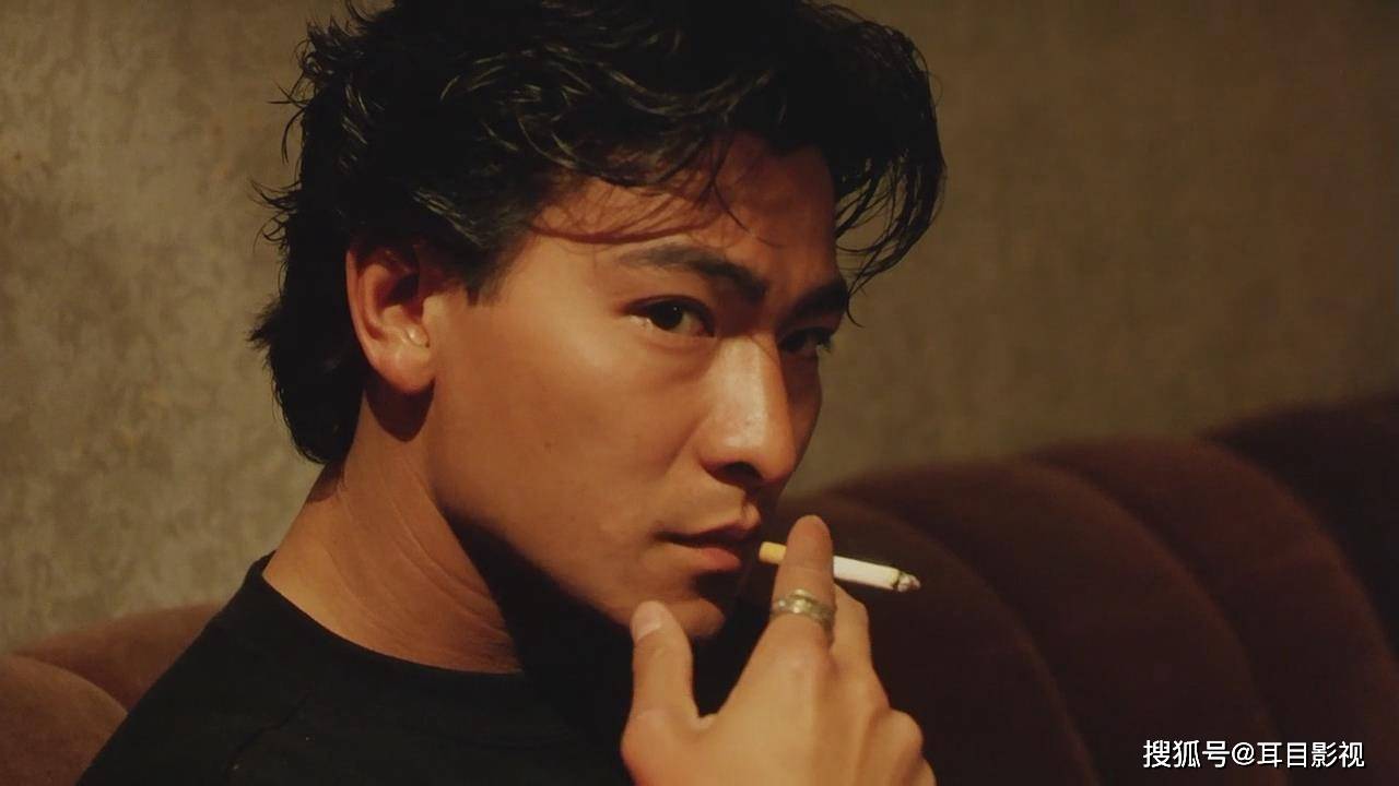 在《永霸天下》这张刘德华的剧照下面,有位网友的评论是:刘德华叼烟的