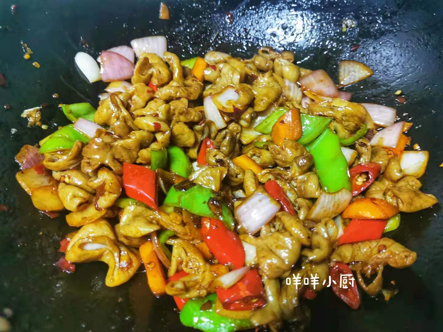 爆炒肥肠还是自家做的吃得过瘾,肥肠脆嫩入味还不腻,下酒又下饭