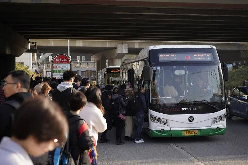 早高峰,西二旗地铁站等待通勤车的年轻人.摄影/吴家翔