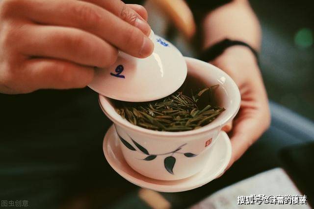 原创北京大碗茶vs成都盖碗茶,两派茶有何不同?你更喜欢大碗还是盖碗