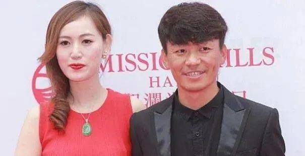 王宝强生病由女友陪伴输液,冯清贴心陪伴至夜深,是真爱啊_马蓉