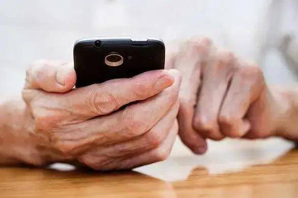 老人对智能手机越来越依赖,该怎么办?