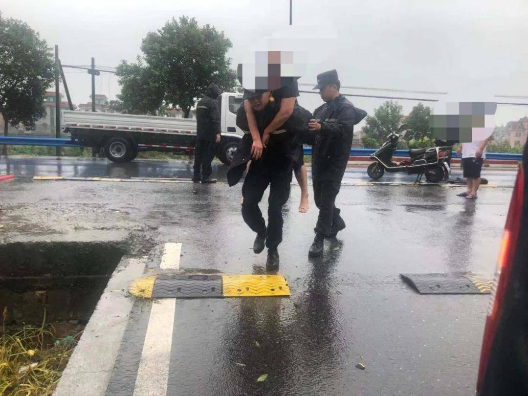 雨天路滑,出行危险!杭州钱塘区一女子就翻车了,整个人