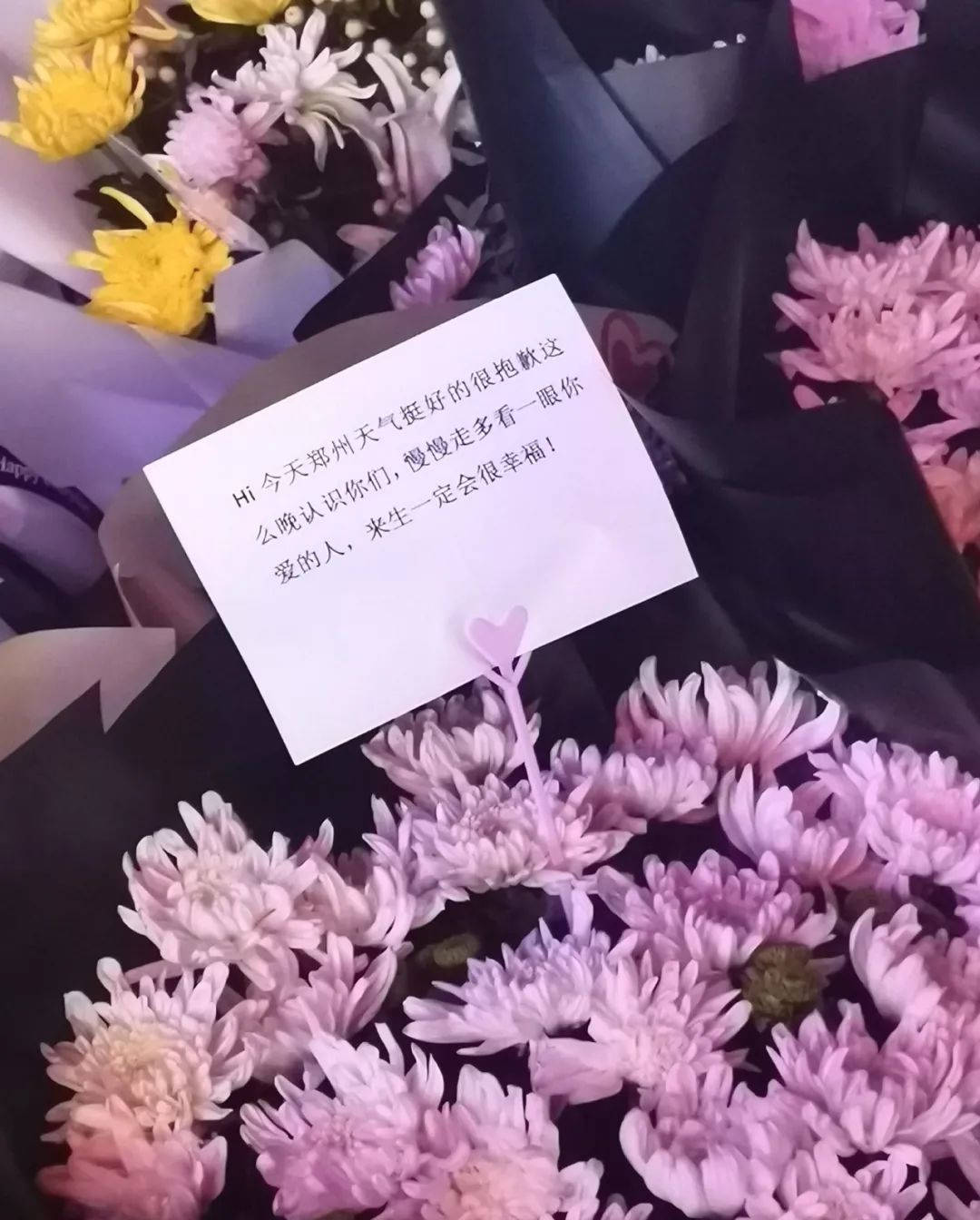 原创郑州地铁67遇难者头七地铁站门口几乎铺成一条鲜花之路