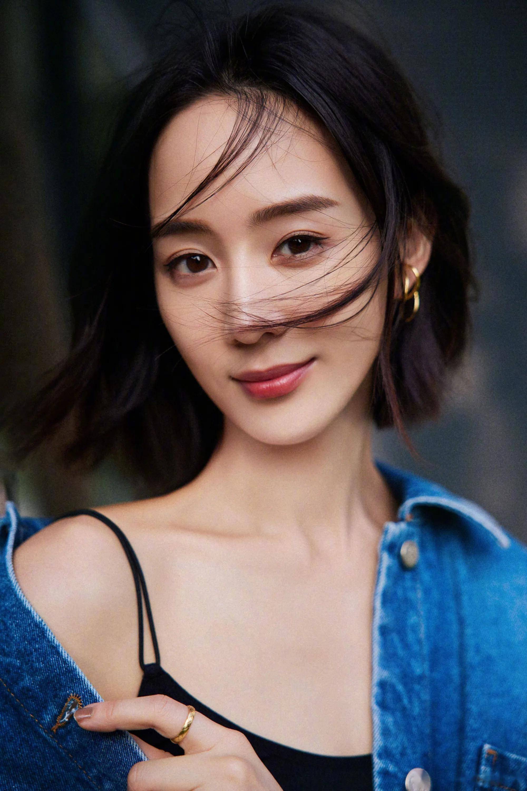 张钧甯夏季两种穿搭,变换不同的风格,美感十足的女神