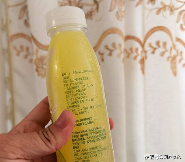 青柠汁的配料表也很干净,只有水和小青柠汁,我有一个朋友,家里的冰箱