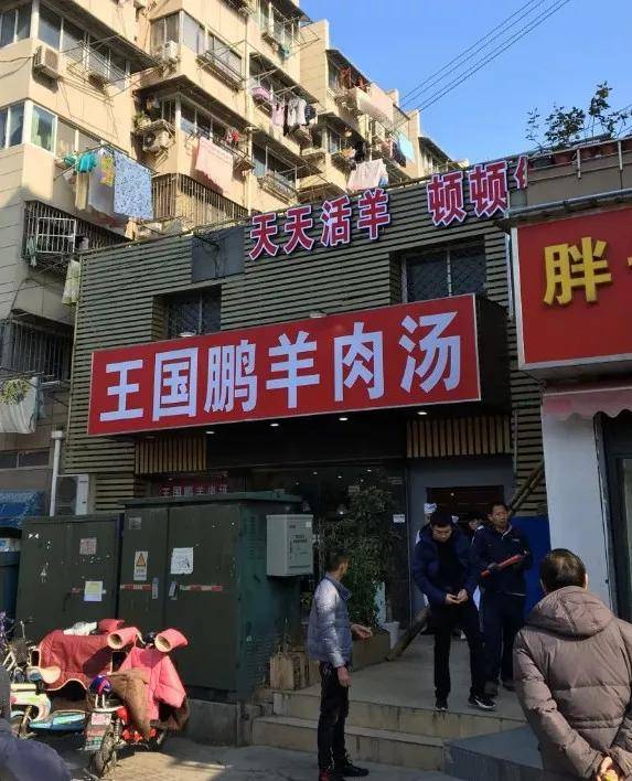 店里的环境和传统的羊肉汤店截然不同,变得格外的干净整洁,也没有很