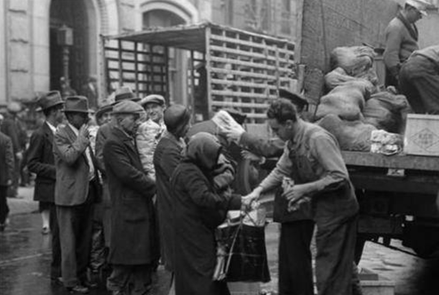 美国大萧条时期1200万人失业美国为何把牛奶和猪倒掉也不给穷人