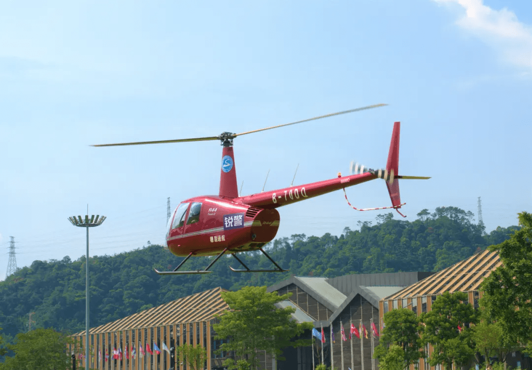 直升飞机正从小镇起飞目前,生态设计小镇大宇航空基地正有序推进800米