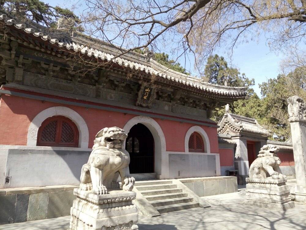 作为是北京一座坐西朝东,建筑沿着中轴线布局的寺庙,戒台寺在北京拥有