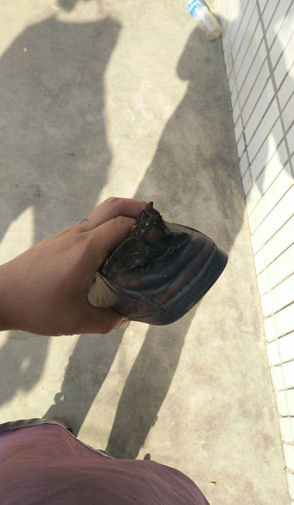 皮鞋烂了