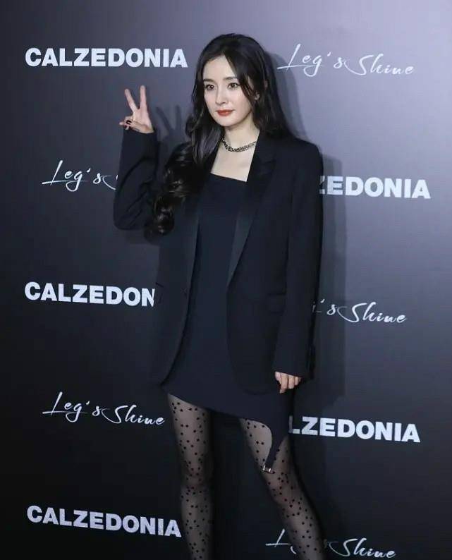 有种"腿精"叫杨幂,穿黑色丝袜搭高跟鞋太迷人,高级不显艳俗