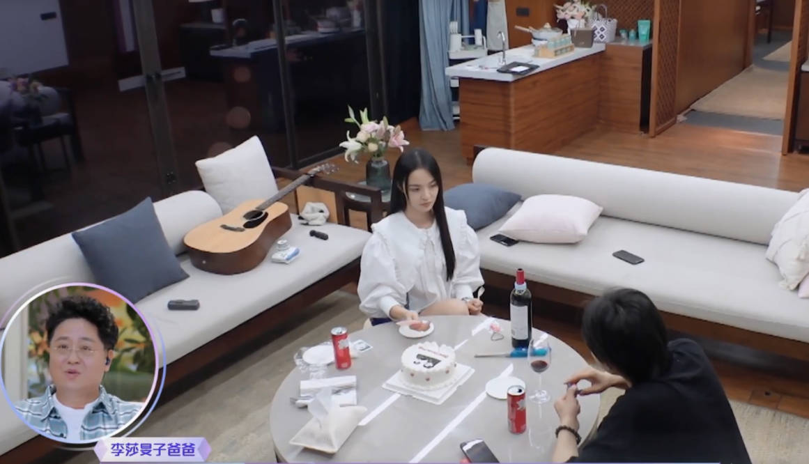 爸爸要求李莎旻子和小6岁的隔壁老樊分手,吃醋女儿和男友接吻
