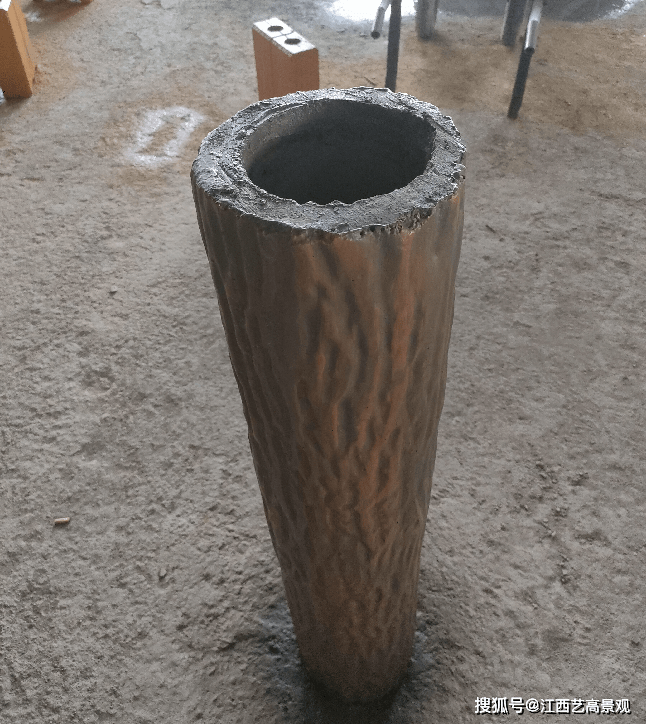 比如钢筋混凝土水泥预制的仿树桩或仿树皮桌凳茶几,刚预制出来的桌凳