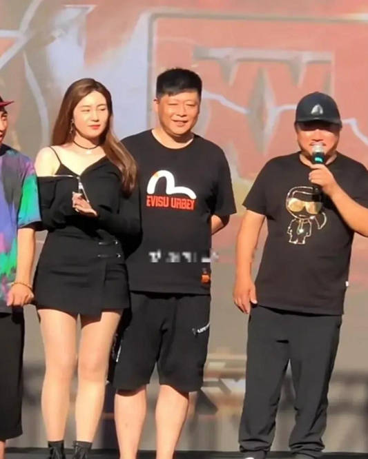 32岁"王小蒙"现身商演,穿黑色紧身装跳舞,身材发福明显