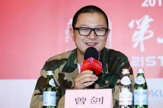 46岁梅婷素颜低调走机场,黑t恤搭配牛仔裤,挥手示意心情好_曾剑