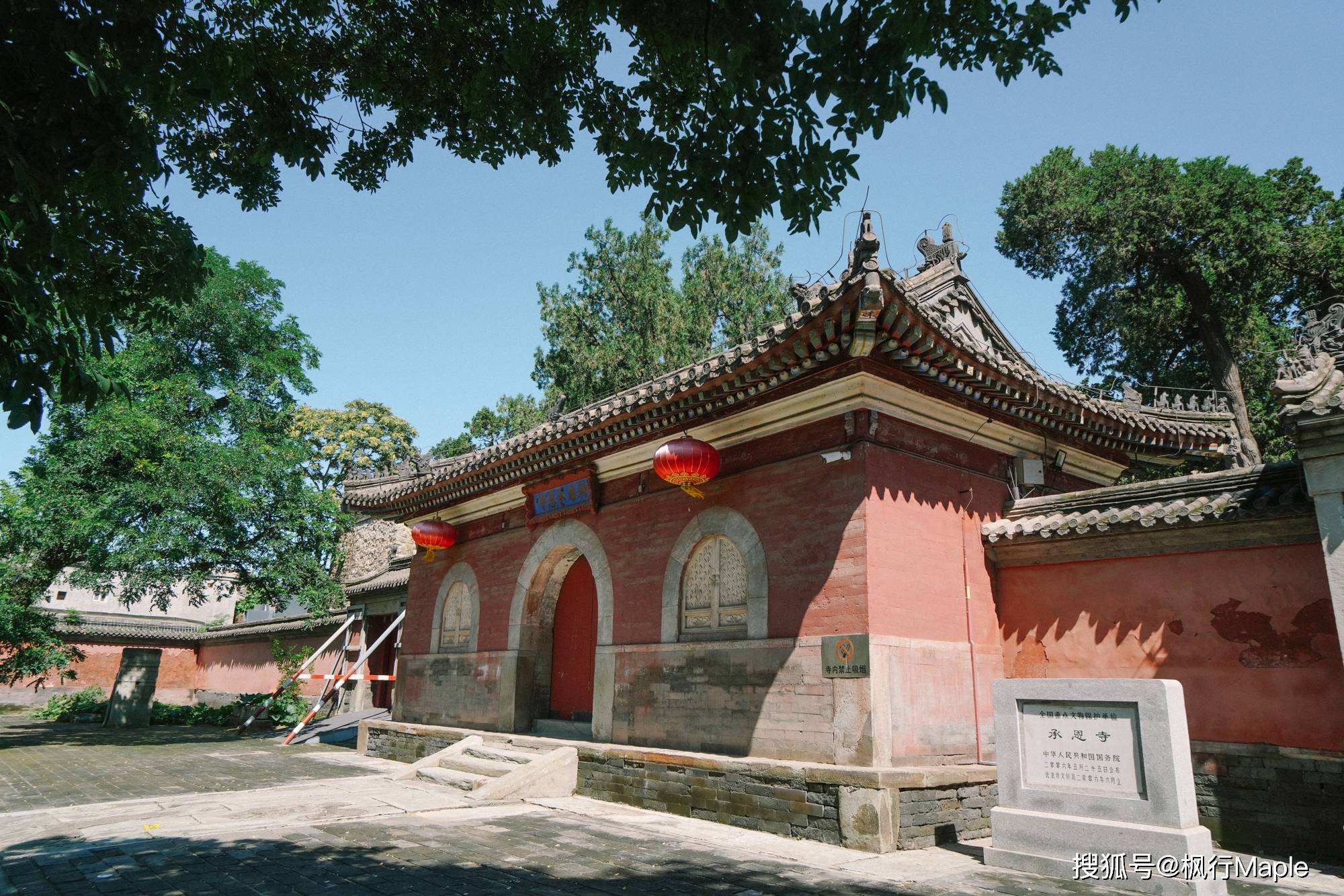 承恩寺位于石景山区模式口翠微山南麓,沿着山麓再往北就是西山八大处