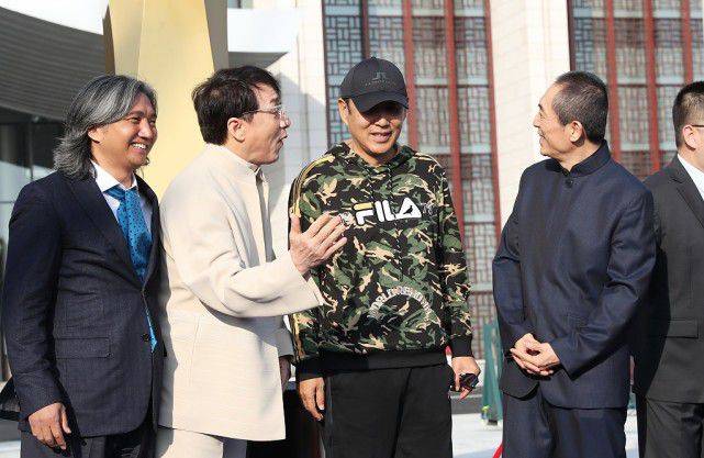 原创陈道明和张艺谋成龙同框穿卫衣戴棒球帽挺显小的一点也不油腻